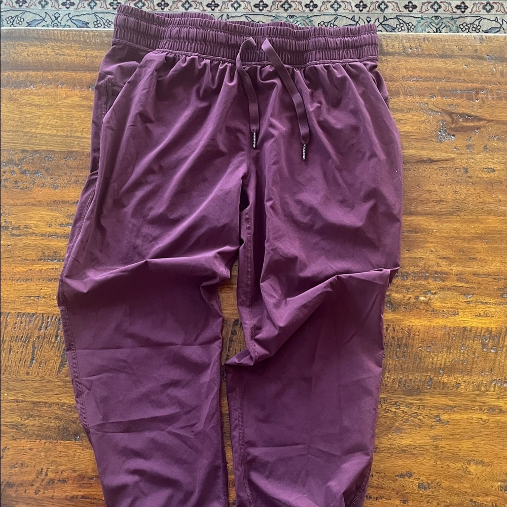 Lululemon elastic waisted jogger, burgundy size 6